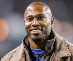 Former Seahawks star Shaun Alexander announces wife pregnant with 14th child