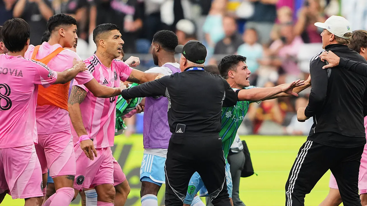 Luis Suarez appears to spit on Seattle Sounders staff after Leagues Cup loss