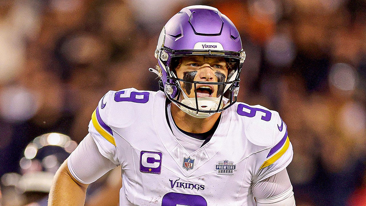 JJ McCarthy leads Vikings comeback in first NFL start, beats Bears on the road