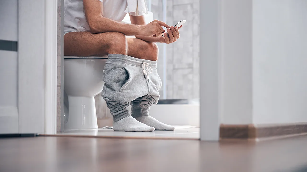 Study links toilet smartphone use to nearly 50% higher hemorrhoid risk