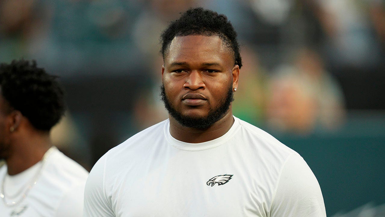 Eagles’ Jalen Carter ejected for spitting on Cowboys’ Dak Prescott