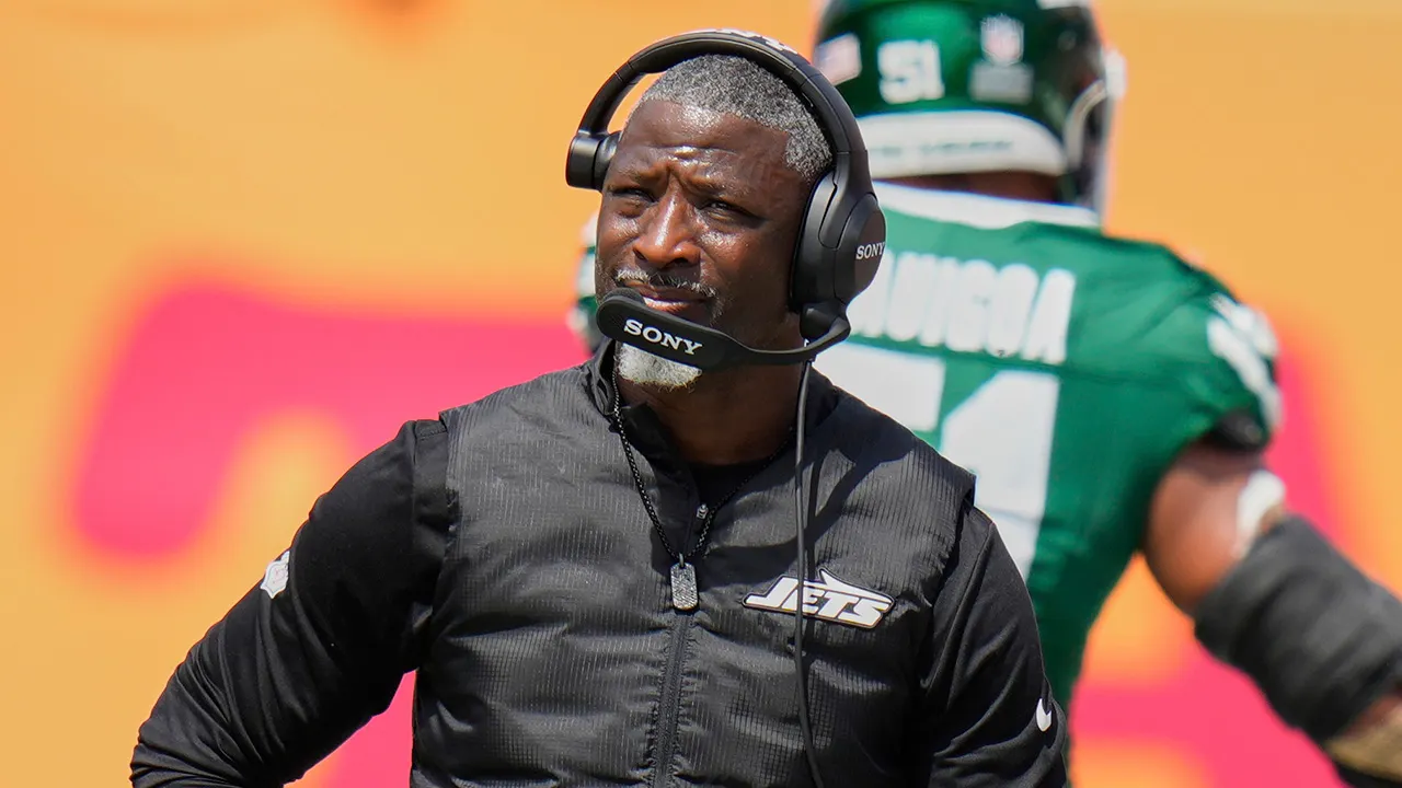 NFL news: Jets coach Aaron Glenn’s dance moves fail to impress radio host