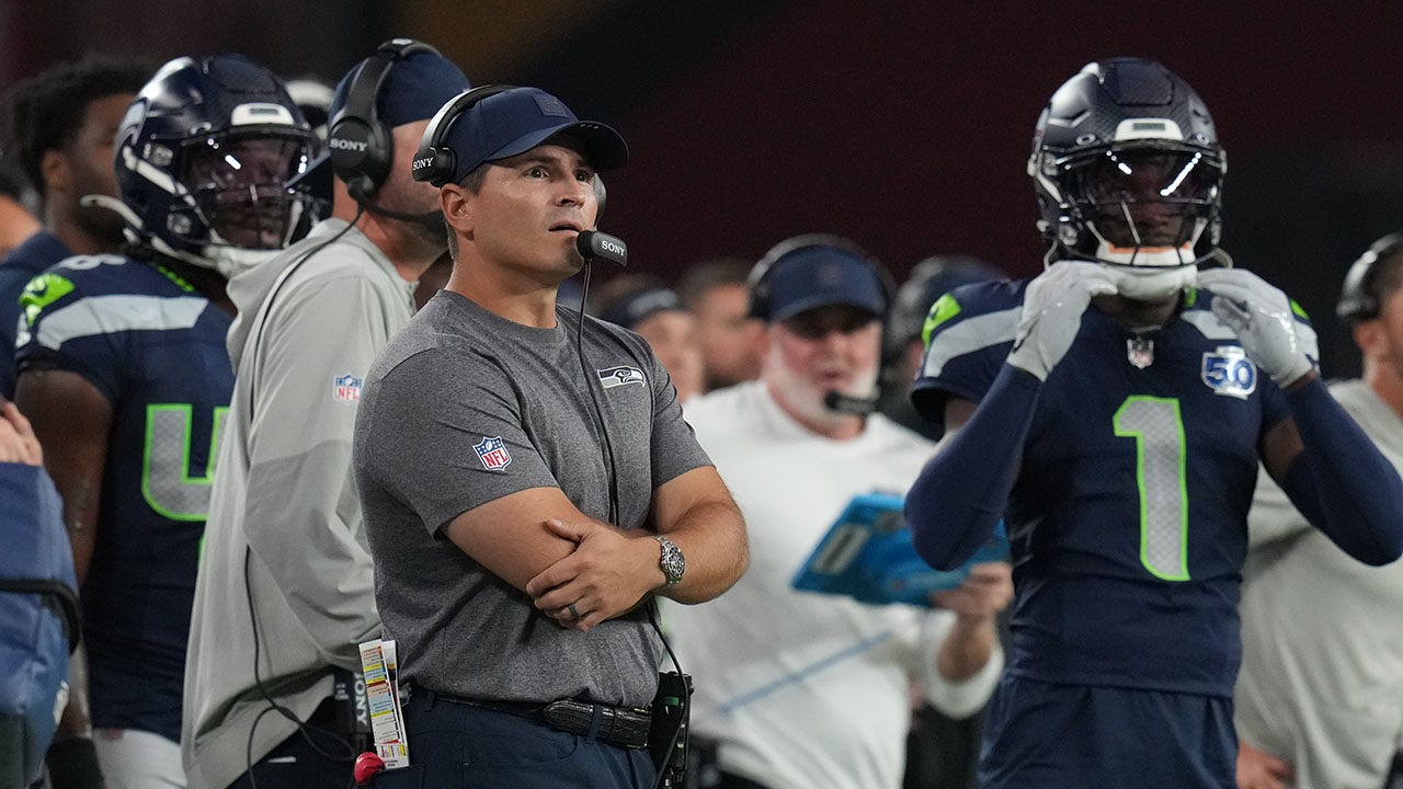 Seahawks commit head-scratching error vs Cardinals