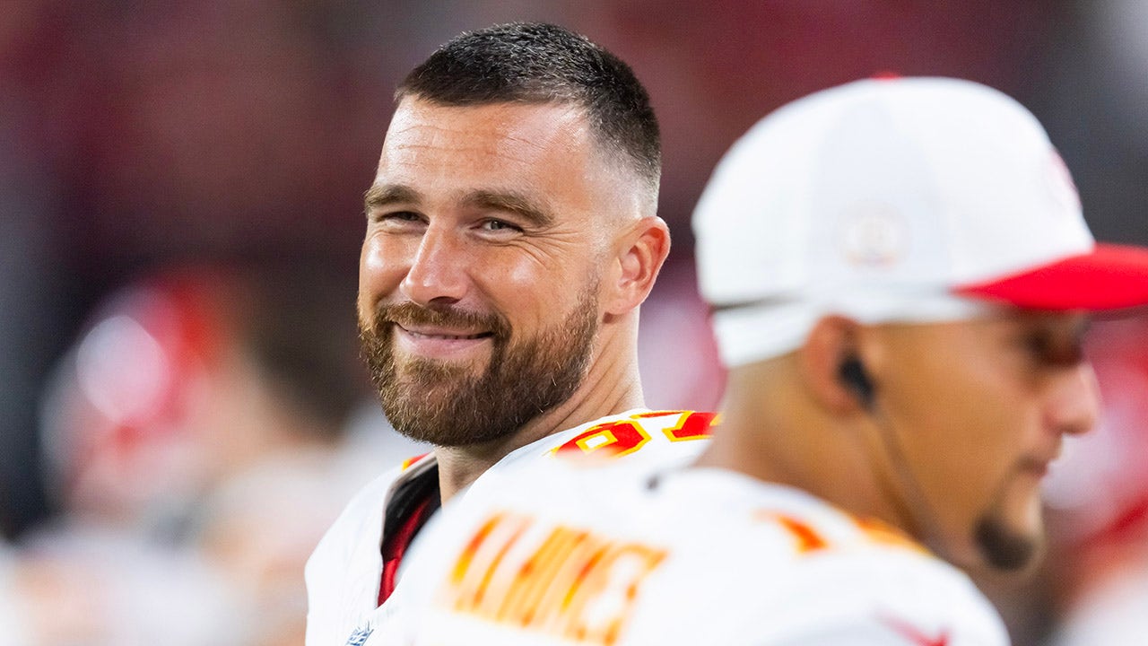 Travis Kelce impersonates Patrick Mahomes at Brazil press conference