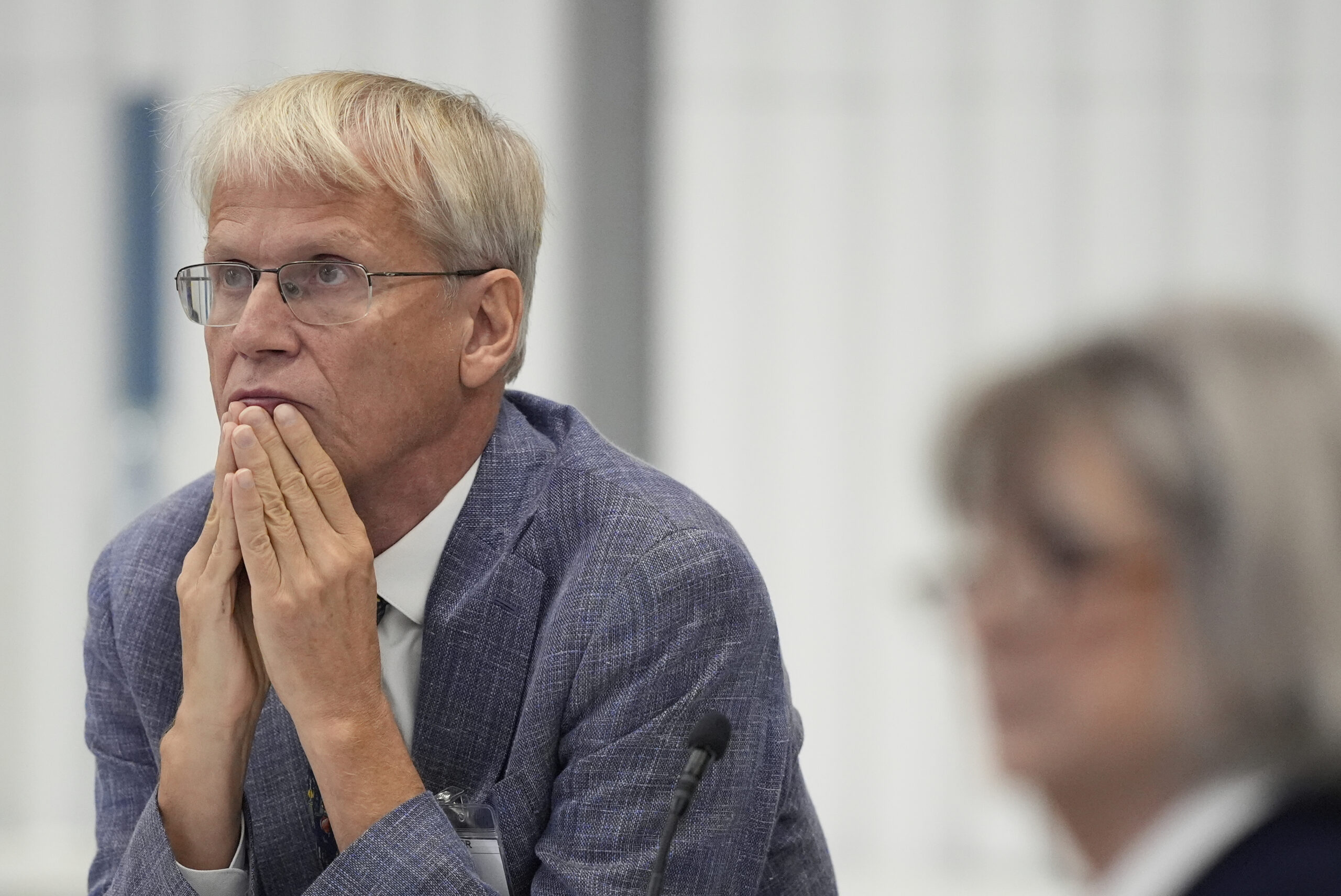Kennedy advisers vote to remove blanket recommendation that older Americans get Covid vaccine