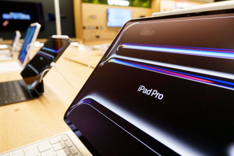 iPhone 17 Pro Issues, iPad Pro Specs Leak, ICEBlock Controversy