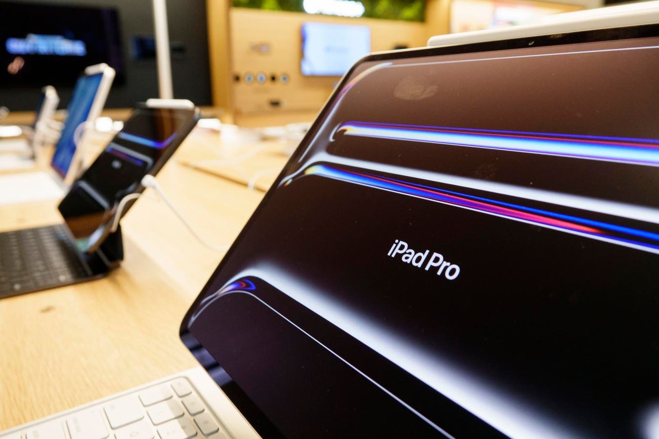 iPhone 17 Pro Issues, iPad Pro Specs Leak, ICEBlock Controversy