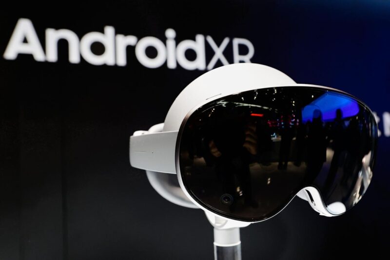 Samsung Teases Imminent New Galaxy Headset With $100 Free Offer