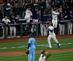 Eugenio Suárez’s late grand slam puts M’s one win away from Series