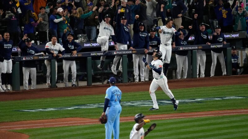 Eugenio Suárez’s late grand slam puts M’s one win away from Series