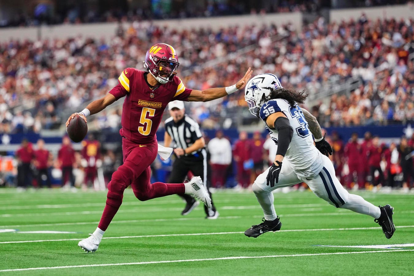Commanders QB Jayden Daniels Suffers Right Hamstring Injury