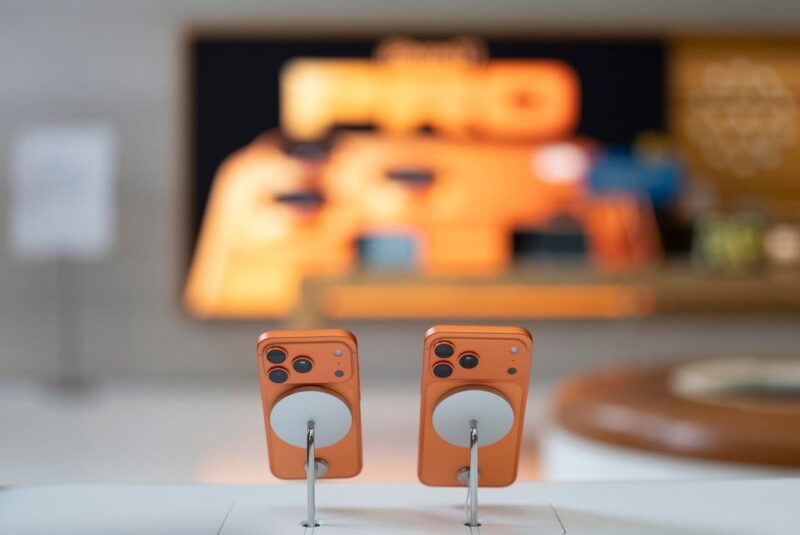 iPhone 17 Pro Problems, MacBook Pro’s AI Potential, iPad Fold Delayed