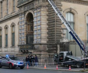 Thieves steal priceless jewels, Paris museum closed