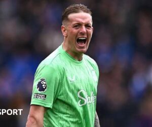 Jordan Pickford: England goalkeeper agrees new Everton deal