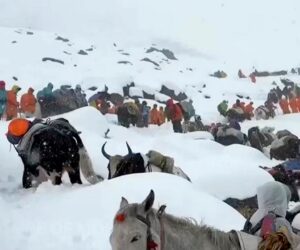 Storm kills South Korean climber, strands hundreds near Mount Everest