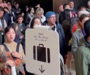 Tourists evacuated from the Louvre after robbery