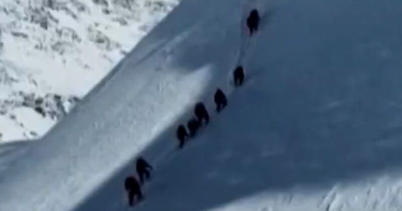Blizzard traps hundreds of hikers on Mount Everest