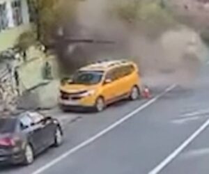 Man narrowly escapes giant boulder during landslide