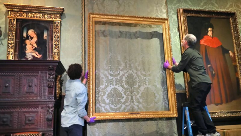Thieves steal crown jewels from Louvre in Paris, site of historic ‘Mona Lisa’ heist