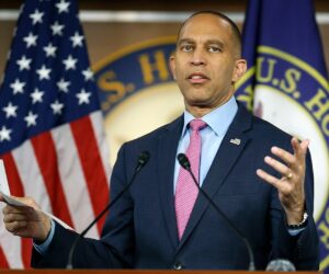 Hakeem Jeffries calls Trump behavior ‘unhinged’ amid government shutdown