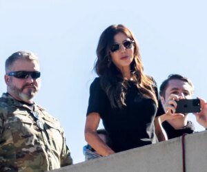 Noem visits Portland ICE facility as Oregon governor demobilizes troops
