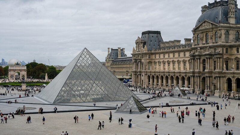 ‘Brazen’ thieves rob Louvre of crown jewels in ‘targeted heist’ and more top headlines