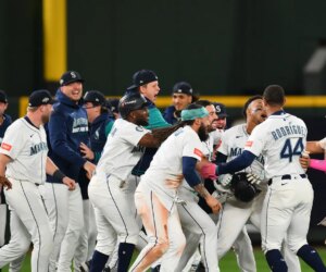 Mariners advance to first ALCS since 2001 after 15-inning win