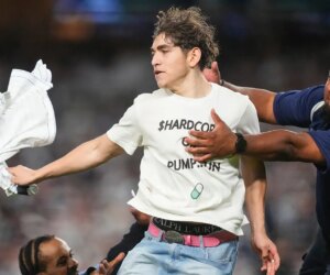 Yankees security tackles 2 men who rushed field during ALDS Game 3
