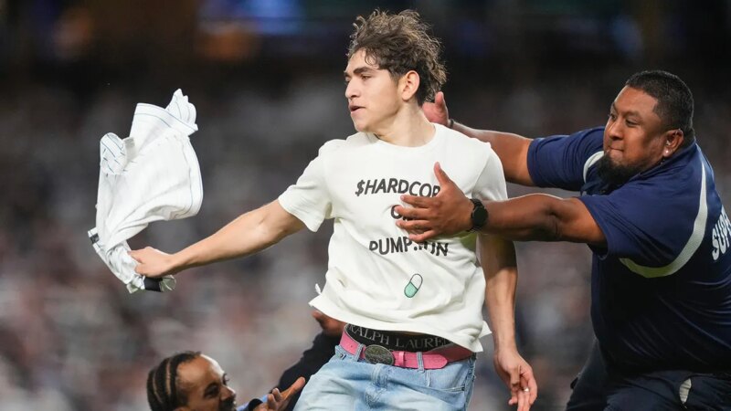 Yankees security tackles 2 men who rushed field during ALDS Game 3