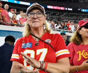 Donna Kelce shows support for Taylor Swift during Chiefs game