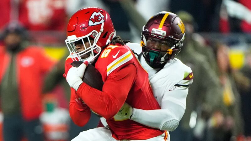 Commanders’ first drive ends in an interception, embarrassing Peyton Manning