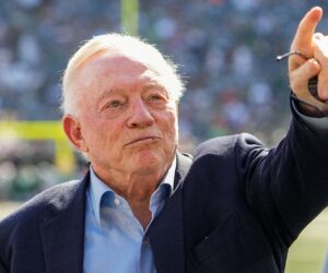 Jerry Jones gives middle finger to Jets fans