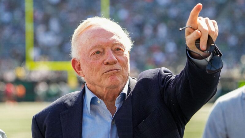 Jerry Jones gives middle finger to Jets fans