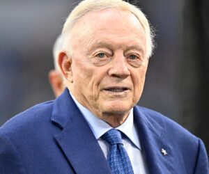 Cowboys’ Jerry Jones downplays middle finger flash