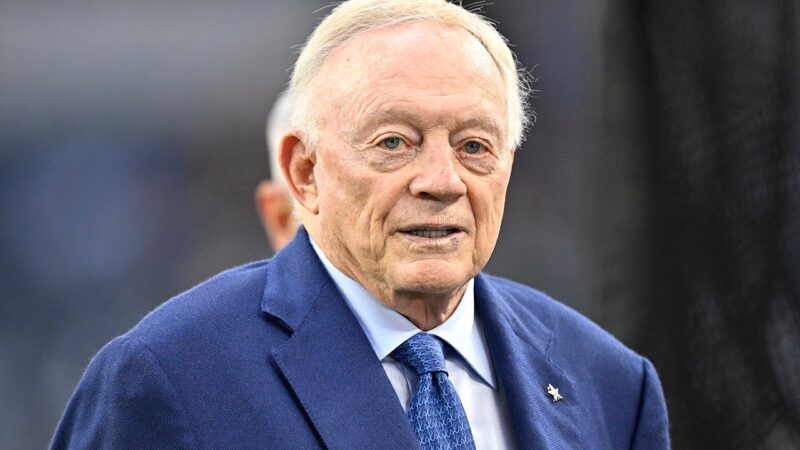 Cowboys’ Jerry Jones downplays middle finger flash