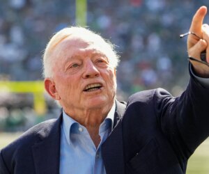Jerry Jones hit with fine for middle finger: report