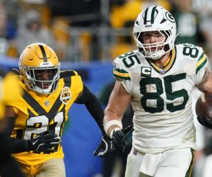 Packers’ Tucker Kraft headbutts teammate on sideline without helmet