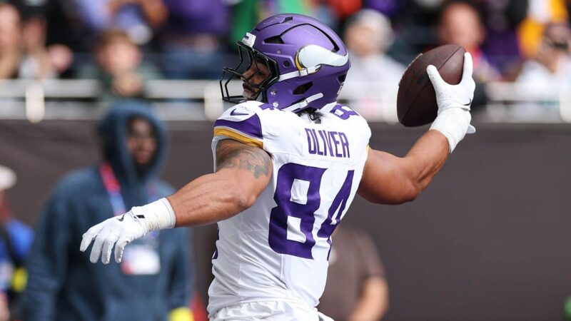 Vikings’ Cam Akers throws TD pass to Josh Oliver