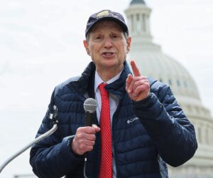 Ron Wyden speaks on FBI gambling probe involving Blazer coach Chauncey Billups