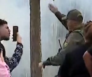 Armed federal agents clash with crowd in Chicago