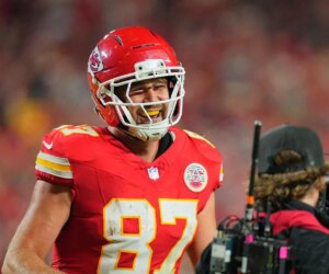 Travis Kelce honors Taylor Swift with touchdown dance after record score