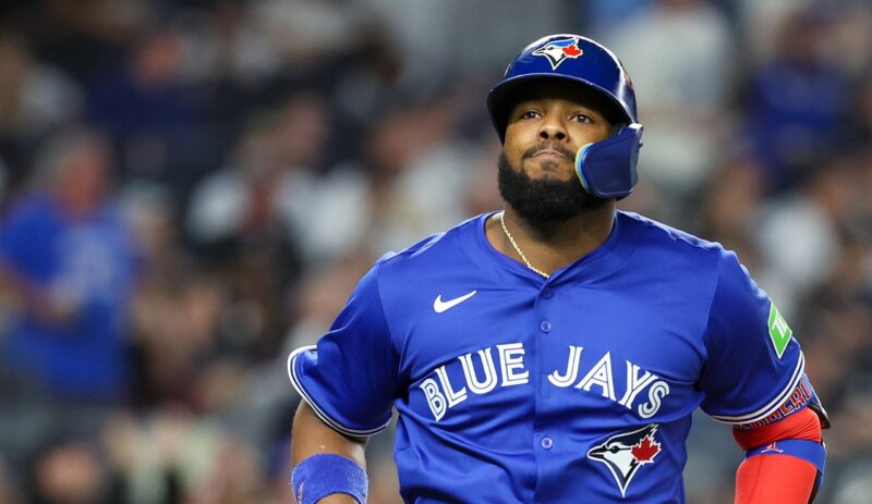 Yankees fan throws can at Vladimir Guerrero Jr.’s family during game: report