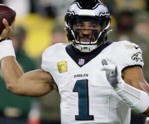 Packers fall to Eagles in defensive bout