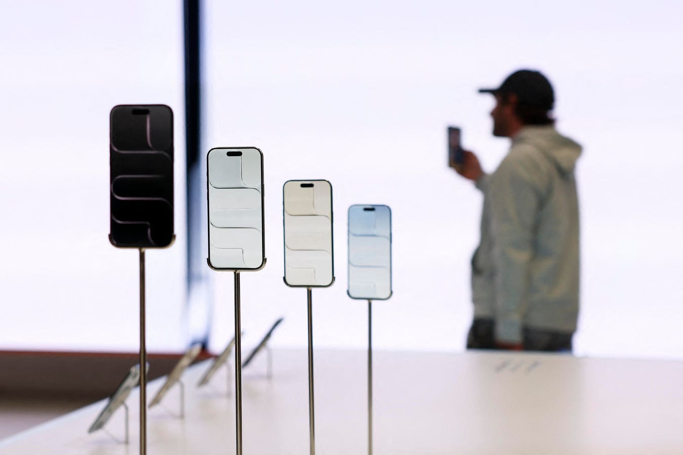 iPhone 18 Pro Max Leaks, Opera’s iOS Win, Mac Mini M5 Dates