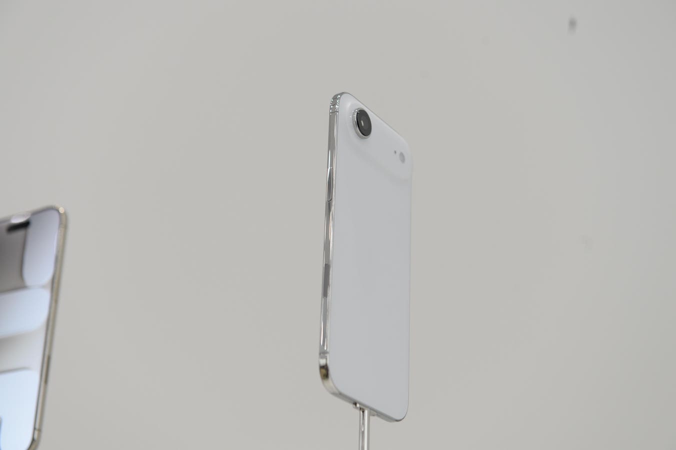 No Delay And No 2nd Camera For iPhone Air 2 After All, New Report Claims