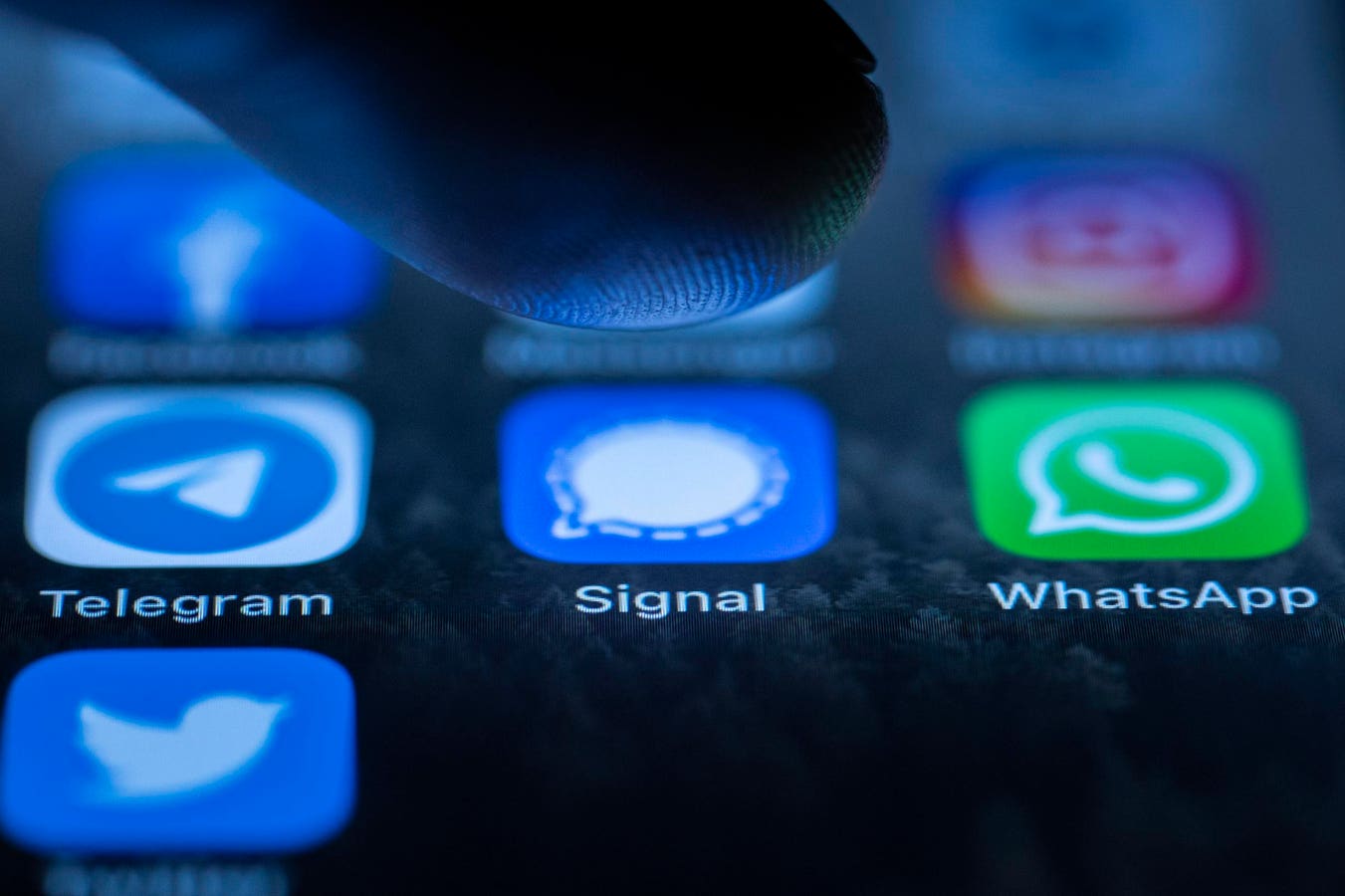 Hackers Bypass Signal, Telegram And WhatsApp Encryption To Read Messages