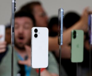 iPhone 17 Fights Galaxy S25, Apple Watch’s European Challenge, Apple’s Early History For Sale