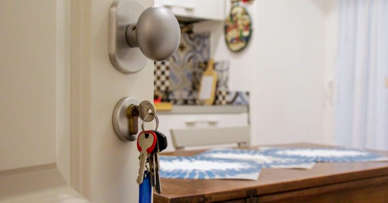 Apartment rental scammers use real listings, impersonate agents