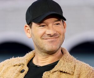 Tony Romo’s ‘DTF’ acronym sparks social media buzz during Patriots-Bucs game