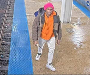 Chicago police hunt suspect in unprovoked train platform stabbing near UIC